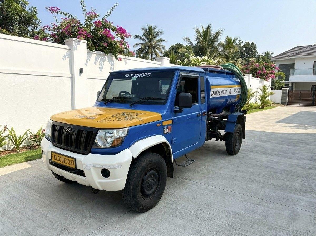 A 2,000 liter water tanker.