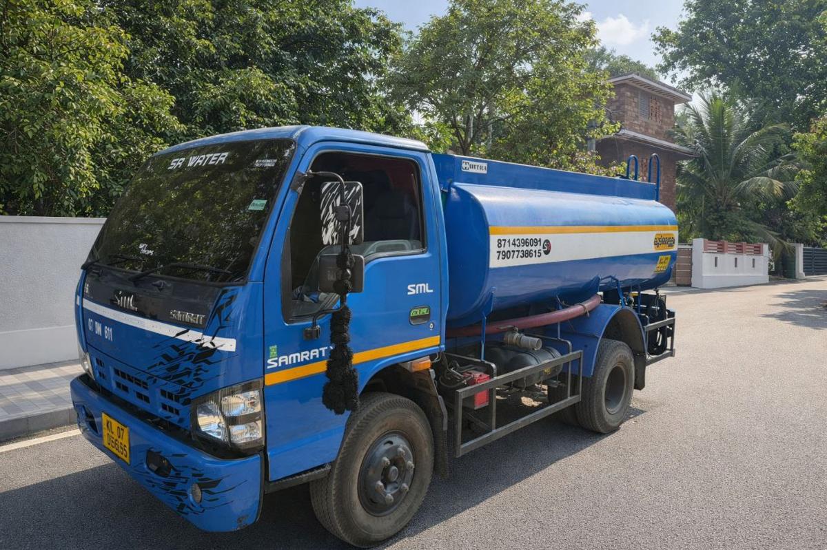 A 6,000 liter water tanker.